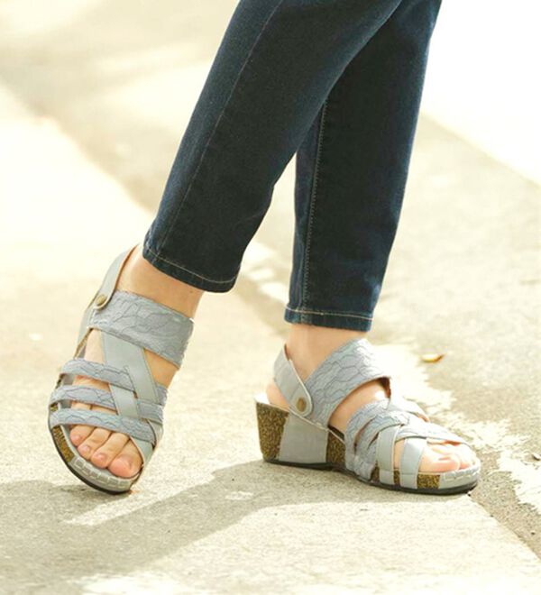 BELLUNA（ベルーナ）の「【３Ｅ／４Ｅ選べる】フットベットウェッジサンダル（サンダル・ミュール）」｜詳細画像