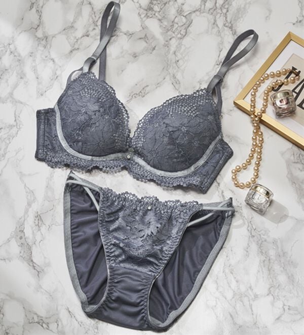 YU'NOW（ユナウ）の「ｔｏ　ｍｅｅブラ＆ショーツ（ブラジャー＆ショーツセット）」｜チャコールグレー