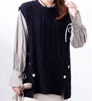 BELLUNA（ベルーナ）の「ゴールドボタン使いケーブルニットベスト（ベスト）」｜ネイビー