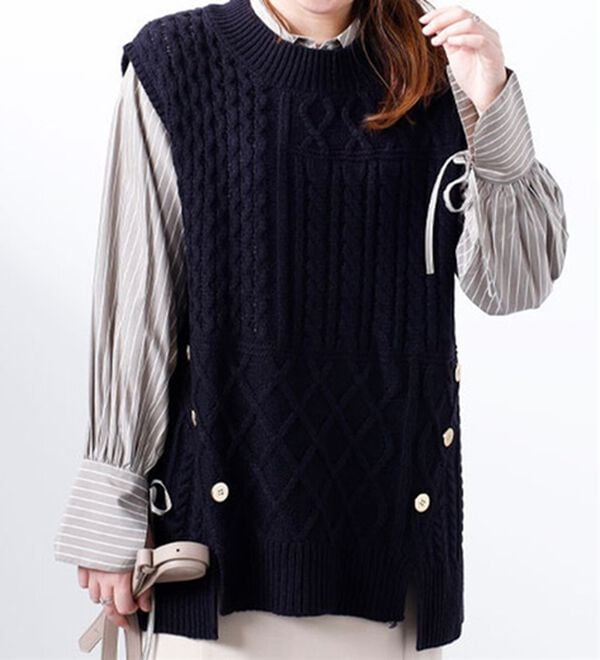 BELLUNA（ベルーナ）の「ゴールドボタン使いケーブルニットベスト（ベスト）」｜ネイビー