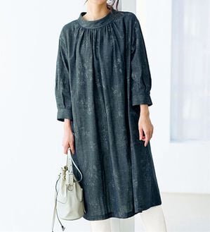 BELLUNA（ベルーナ）の「オーガニックコットンダブルガーゼプリントワンピース（プリントワンピース）」｜ネイビー系