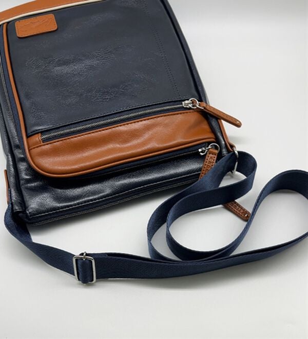 「＜クロコダイル＞トリプルファスナーショルダー（メンズショルダーバッグ）」｜詳細画像