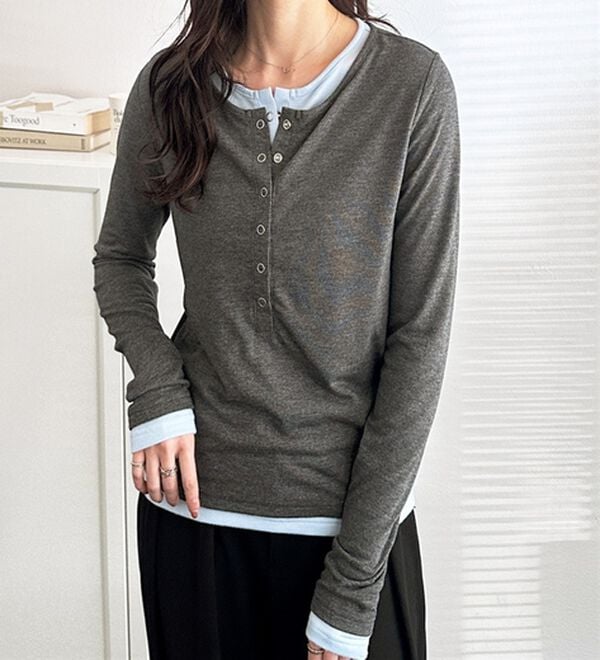 GeeRA（ジーラ）の「レイヤード風ヘンリーネックカットソー（カットソー）」｜チャコールグレー