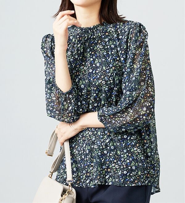 BELLUNA（ベルーナ）の「シフォン素材シャーリング使いブラウス（ブラウス）」｜詳細画像