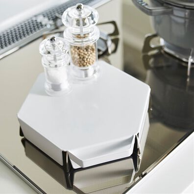 iellio（イエリオ）の「タワー　立てて置ける五徳カバー　＜ｔｏｗｅｒ山崎実業＞（コンロまわり用品）」