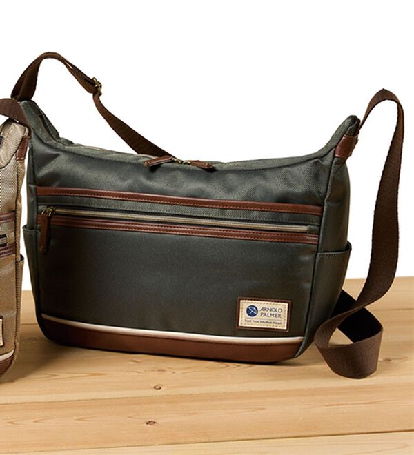 「＜アーノルド　パーマー＞収納上手なクロスボディバッグ（メンズボディバッグ・ウエストポーチ）」｜カーキ
