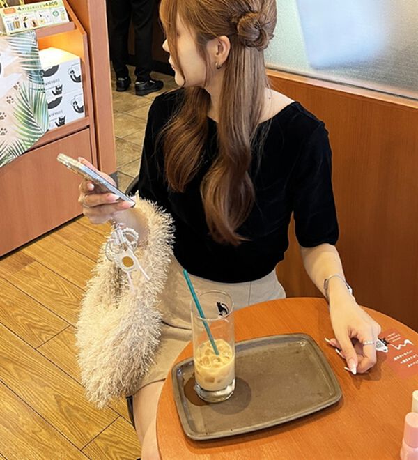 GeeRA（ジーラ）の「ベロアバックオープンカットソー（カットソー）」｜詳細画像