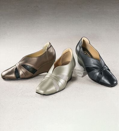 BELLUNA（ベルーナ）の「４Ｅ牛革チュール使い美脚ウェッジパンプス（パンプス）」