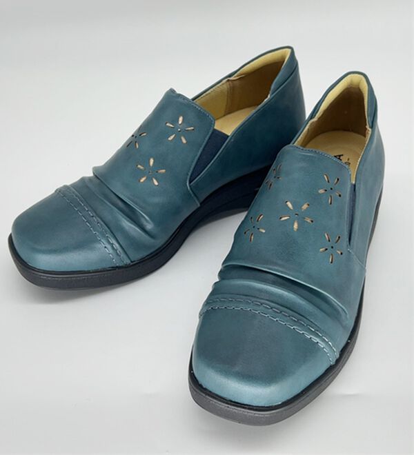 BELLUNA（ベルーナ）の「５Ｅシャーリング使いカットワークシューズ（スリッポン）」｜詳細画像