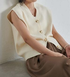 RANAN（ラナン）の「【ムースタッチ】洗える！ゴールド調ボタンニットベスト（ベスト）」｜アイボリー