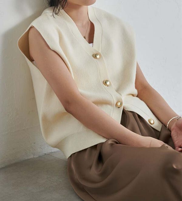 RANAN（ラナン）の「【ムースタッチ】洗える！ゴールド調ボタンニットベスト（ベスト）」｜アイボリー