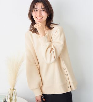 Viola e Viola（ヴィオラ エ ヴィオラ）の「大人の抜け感裏起毛サイドボタントップス（トレーナー・スウェット）」｜アイボリー