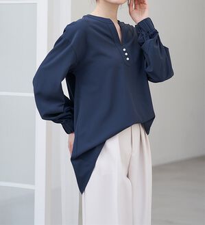 RANAN（ラナン）の「3つの機能付！パール調ボタン付スキッパーブラウス（ブラウス）」｜ネイビー