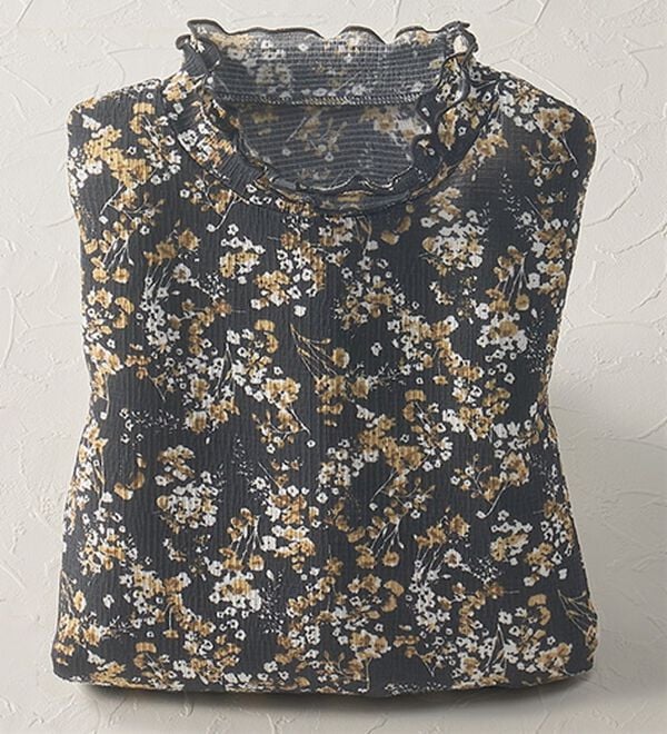 BELLUNA（ベルーナ）の「楊柳素材プリントハイネックプルオーバー（カットソー）」｜小花柄(黒)