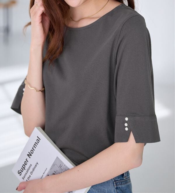 alotta（アロッタ）の「【選べる袖丈】柔らか綿混素材パール調ボタンＴシャツ（カットソー）」｜詳細画像