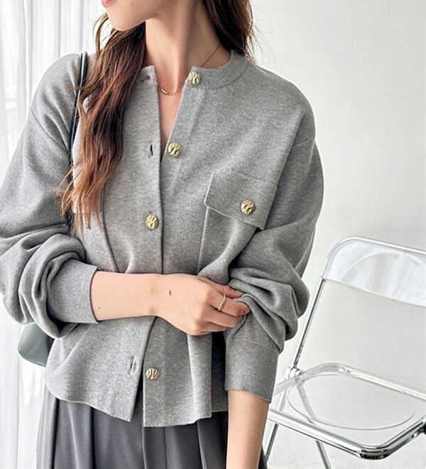 GeeRA（ジーラ）の「ロングシーズン使える！ゴールド調ボタンニットカーデ（ニットカーディガン）」｜杢グレー