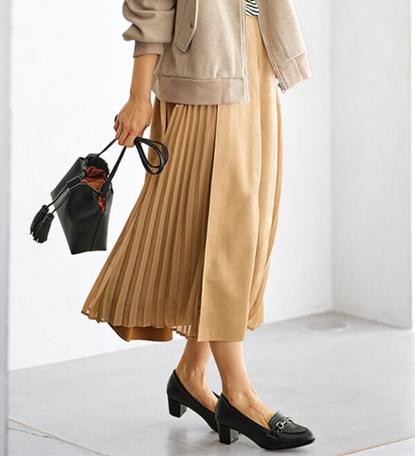 BELLUNA（ベルーナ）の「スエード調プリーツ切替スカート（ミニスカート）」｜キャメル