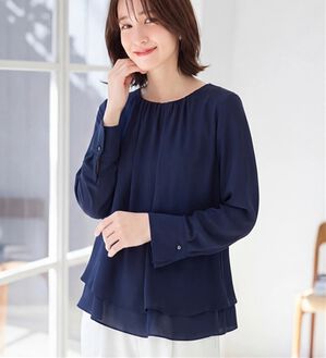 Viola e Viola（ヴィオラ エ ヴィオラ）の「裾フレア裏地付きシフォンブラウス（ブラウス）」｜ネイビー