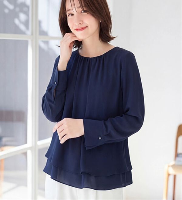 Viola e Viola（ヴィオラ エ ヴィオラ）の「裾フレア裏地付きシフォンブラウス（ブラウス）」｜ネイビー