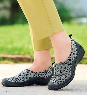 BELLUNA（ベルーナ）の「ゆったりワイズのびの～びウェッジシューズ（パンプス）」｜アニマルシルバー