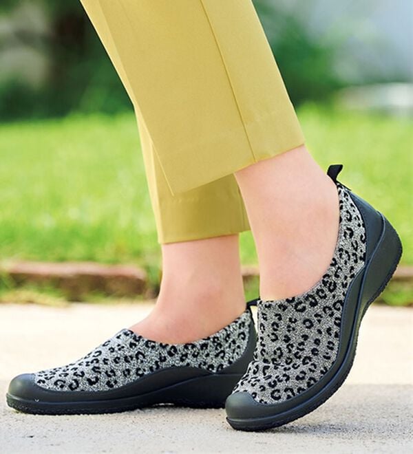 BELLUNA（ベルーナ）の「ゆったりワイズのびの～びウェッジシューズ（パンプス）」｜アニマルシルバー