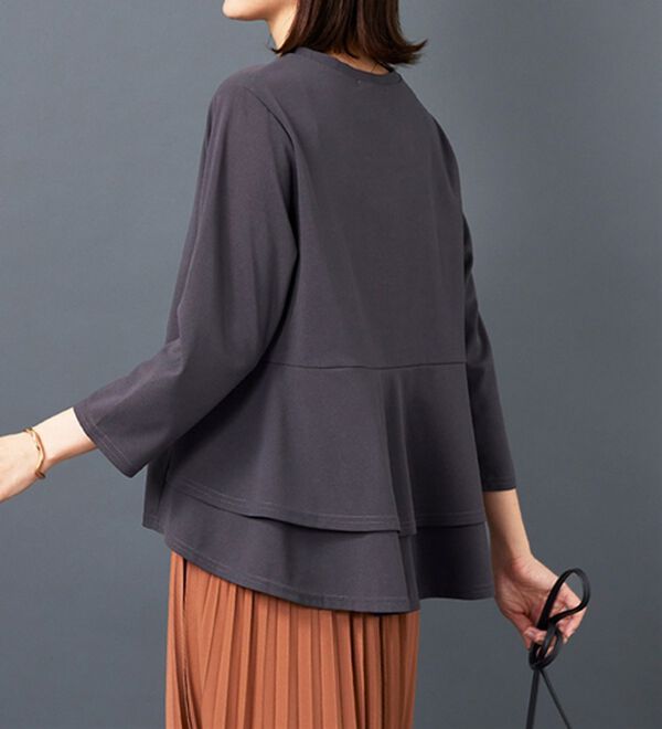 BELLUNA（ベルーナ）の「美人顔バックフレアーブラウス（ブラウス）」｜チャコール