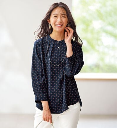 BELLUNA（ベルーナ）の「金ボタン使い華やぎ小紋ブラウス（ブラウス）」