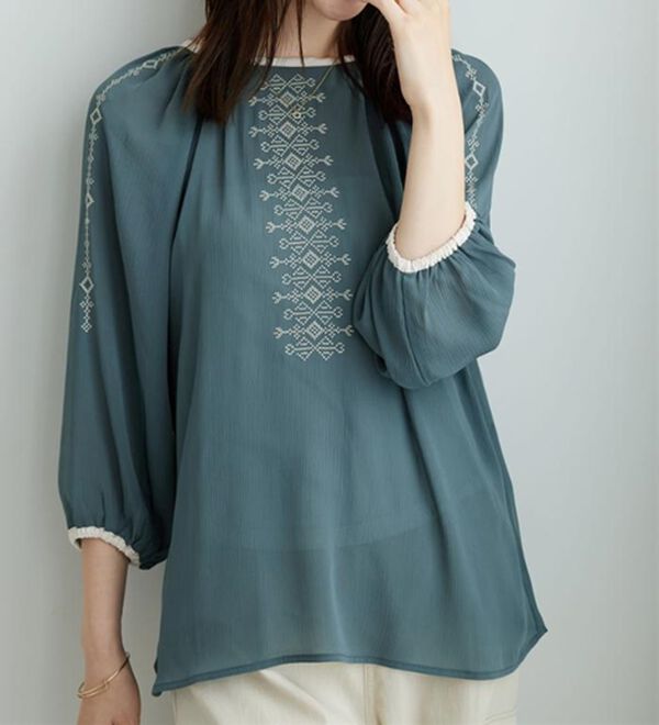 BELLUNA（ベルーナ）の「シフォン素材刺しゅうデザインブラウス（ブラウス）」｜詳細画像