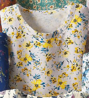 BELLUNA（ベルーナ）の「涼やか強撚綿１００％プリントプルオーバー（カットソー）」｜ぼかし花柄(イエロー)