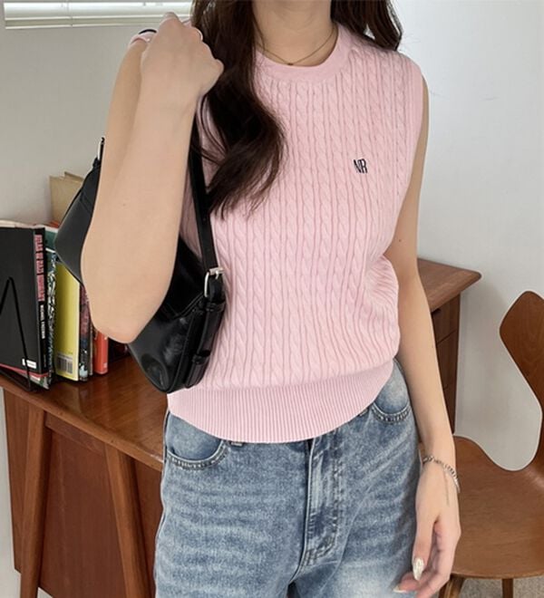 GeeRA（ジーラ）の「ケーブル編み刺しゅうノースリニット（ベスト）」｜詳細画像