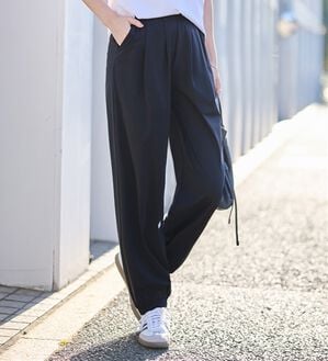 Viola e Viola（ヴィオラ エ ヴィオラ）の「【散歩・運動に】伸びる！紫外線カット！さらテロイージージョガーパンツ（フルレングスパンツ）」｜ネイビー