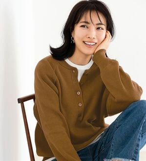 BELLUNA（ベルーナ）の「《ＨｕｇＲｅａｍコットン》ヘンリーニットプルオーバー（ニット・セーター）」｜ブラウン