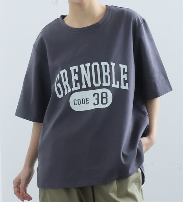 A HAPPY MARILYN（アハッピーマリリン）の「【Ｍ～８Ｌ】【接触冷感・ＵＶ対策】カレッジプリント裾ラウンドＴシャツ（Tシャツ）」｜詳細画像