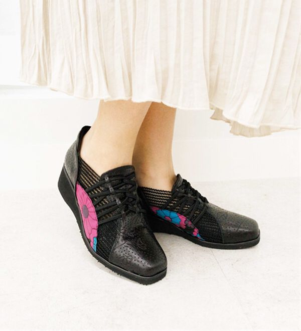 BELLUNA（ベルーナ）の「＜マテラ＞５Ｅ幅広フラワー本革型押シューズ（フラットシューズ）」｜詳細画像