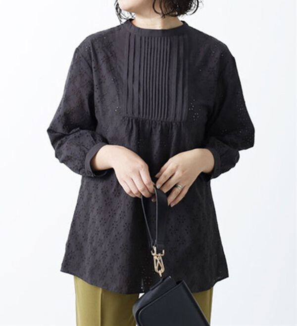 BELLUNA（ベルーナ）の「華やかオーバーレース使いブラウス（シャツ）」｜チャコール