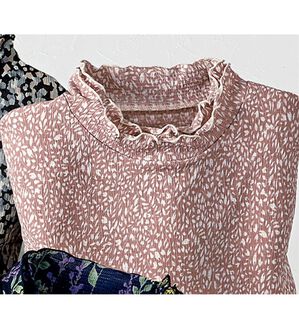 BELLUNA（ベルーナ）の「楊柳素材プリントハイネックプルオーバー（カットソー）」｜リーフ柄(ピンクベージュ)