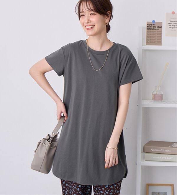 Viola e Viola（ヴィオラ エ ヴィオラ）の「ひんやり＆さらり綿混チュニックＴシャツ（チュニック）」｜チャコール／半袖