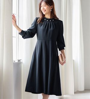 alotta（アロッタ）の「【嬉しい５つの機能付】ネックパール調タックフレアーワンピース（その他ワンピース）」｜ネイビー