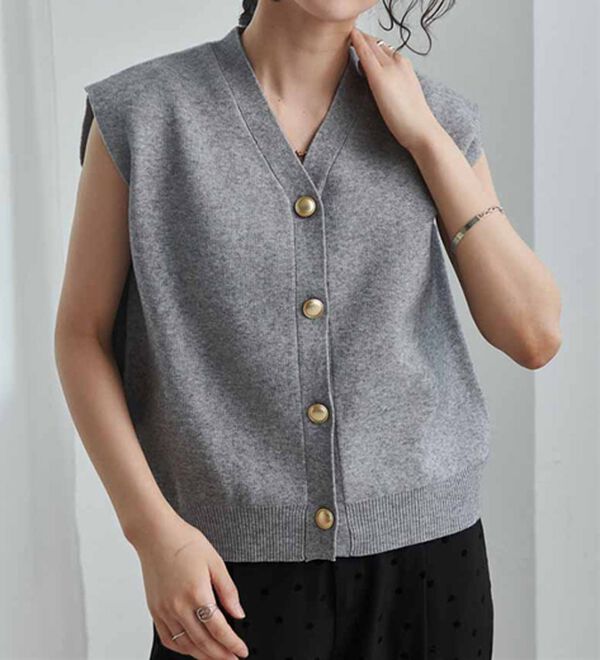 ムースタッチ】洗える！ゴールド調ボタンニットベスト