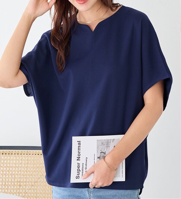 alotta（アロッタ）の「着痩せが叶うドルマンスリーブきれいめカットソー（カットソー）」｜ネイビー