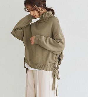 Pierrot（ピエロ）の「ゆったりサイドリボンタートルニット（ニット・セーター）」｜モカ