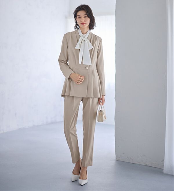 GeeRA（ジーラ）の「【２点セット】パールボタンペプラムプリーツテーパードセットアップ（パンツスーツ）」｜詳細画像