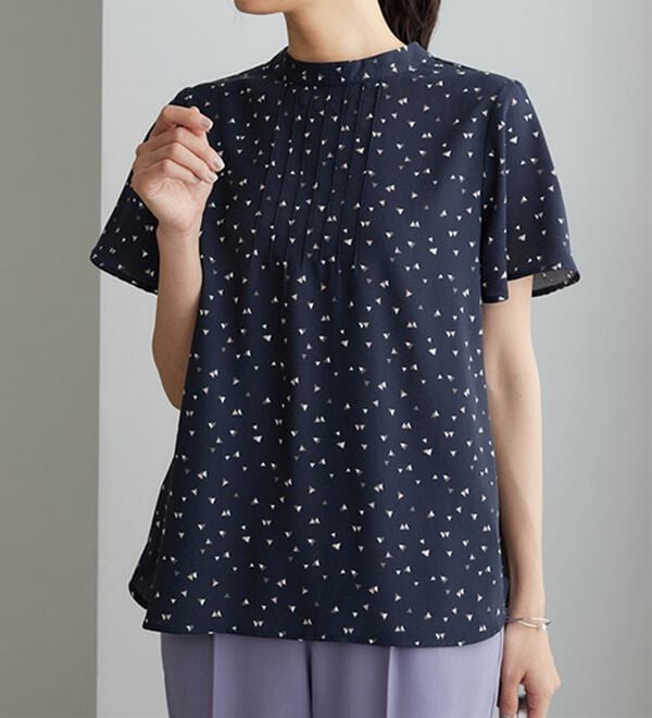 BELLUNA（ベルーナ）の「小紋柄タック使い袖フレアーブラウス（ブラウス）」｜詳細画像