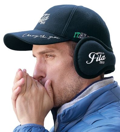 「＜ＦＩＬＡ＞メタリックエンブレムスポーティキャップ・イヤーマフラー（メンズ帽子）」