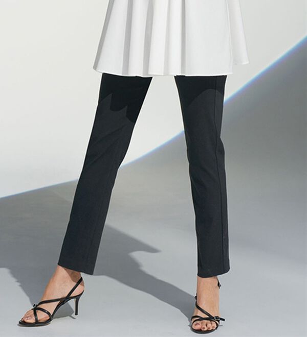 BELLUNA（ベルーナ）の「色焼けしにくい黒！ストレートパンツ（フルレングスパンツ）」｜黒