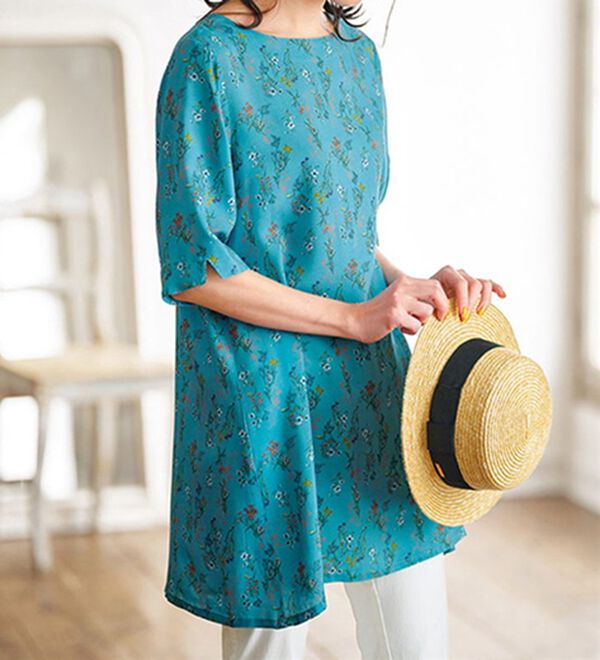 BELLUNA（ベルーナ）の「レーヨンプリント肩ボタン使いチュニック（チュニック）」｜セージ系