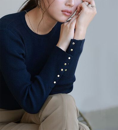 Pierrot（ピエロ）の「【選べるネック】袖ボタンリブニット（ニット・セーター）」