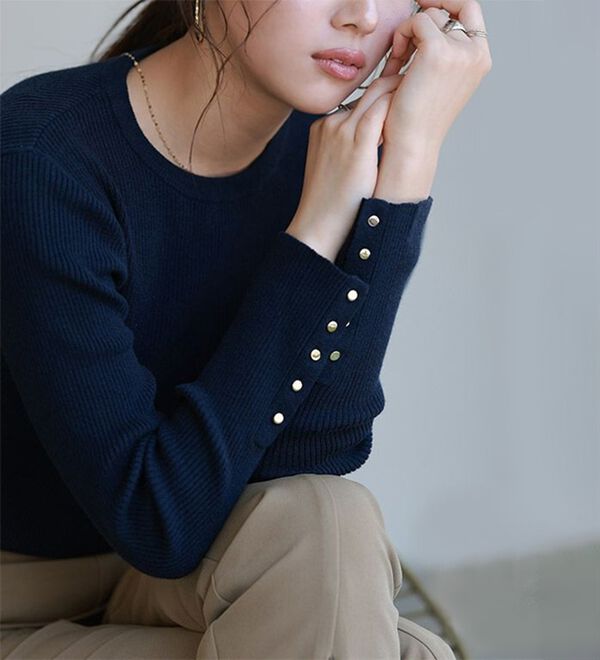 Pierrot（ピエロ）の「【選べるネック】袖ボタンリブニット（ニット・セーター）」｜詳細画像