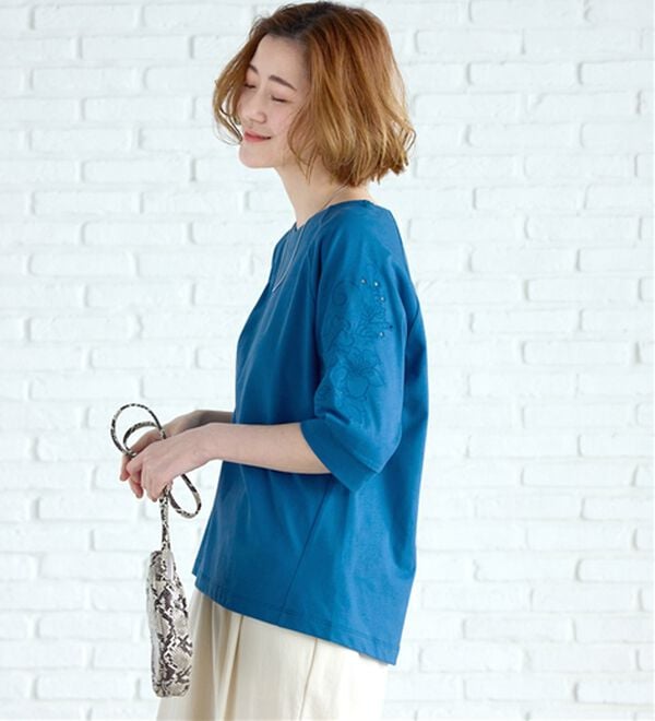 BELLUNA（ベルーナ）の「袖刺しゅうデザインＶネックプルオーバー（カットソー）」｜詳細画像