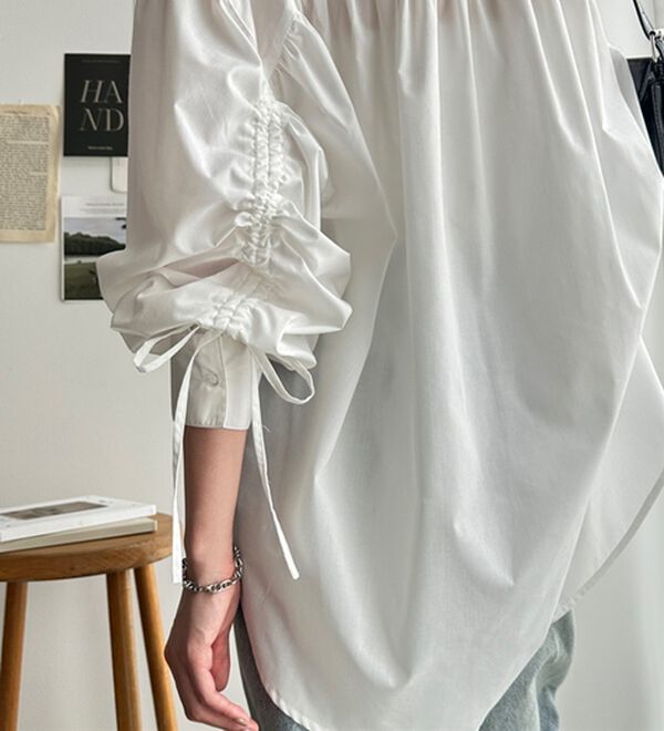 GeeRA（ジーラ）の「バックギャザー＆リボンデザインシャツ（シャツ）」｜詳細画像